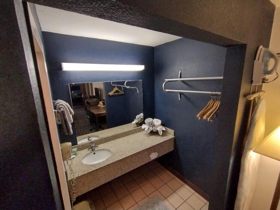 Osu King Bed Hotel Room 109 Wi-Fi Booking Stillwater Exterior photo