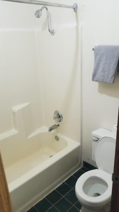 Osu King Bed Hotel Room 109 Wi-Fi Booking Stillwater Exterior photo